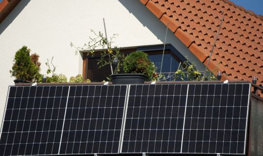 2026-11-11-pv-balkonkraftwerke-strom-einfach-selbst-erzeugen_© AdobeStock_Yven Dienst (1).jpeg 2026-11-11-pv-balkonkraftwerke-strom-einfach-selbst-erzeugen_© AdobeStock_Yven Dienst (1).jpeg