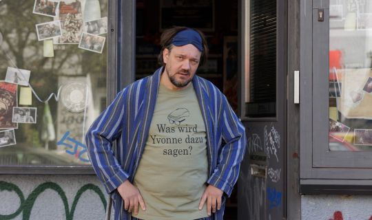 Der_Held_vom_Bahnhof_Friedrichstrasse__Still__Â© X Verleih AG__FrÃ©dÃ©ric Batier.jpg