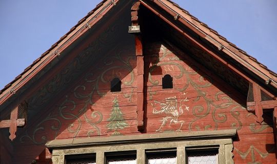 Eine Familie und ihre Häuser Rotes_Haus_Wappen (c) Conam.jpg Eine Familie und ihre Häuser Rotes_Haus_Wappen (c) Conam.jpg