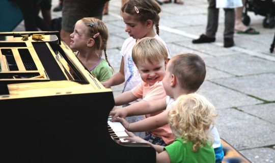 Kinder spielen (Kleinformat).jpg Kinder spielen (Kleinformat).jpg