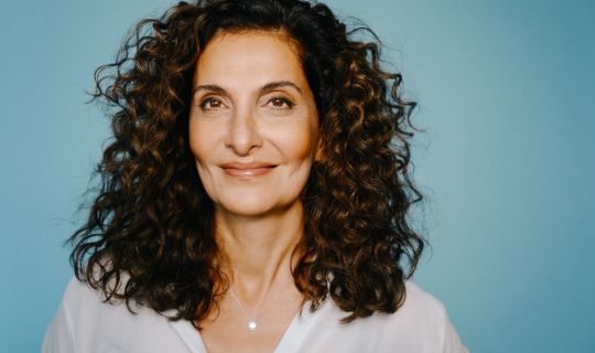 maxmotel_sw_proschat-madani_aug30-2023_03_on-blue_white-blouse_0697.jpg maxmotel_sw_proschat-madani_aug30-2023_03_on-blue_white-blouse_0697.jpg