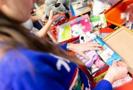 csm_neue_waren_schuhkarton_packen_6c292acd9b.jpg csm_neue_waren_schuhkarton_packen_6c292acd9b.jpg