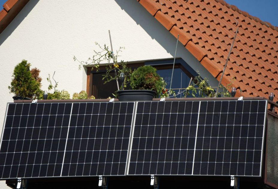 2026-11-11-pv-balkonkraftwerke-strom-einfach-selbst-erzeugen_Â© AdobeStock_Yven Dienst (1).jpeg