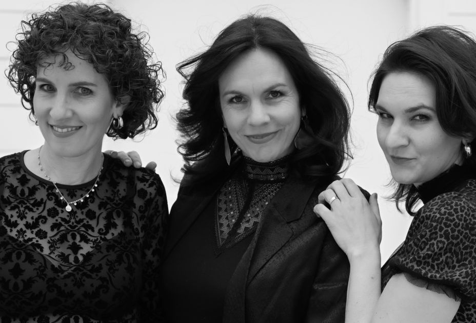 pressefoto_schicksisters-sw-elisamaier.jpg pressefoto_schicksisters-sw-elisamaier.jpg