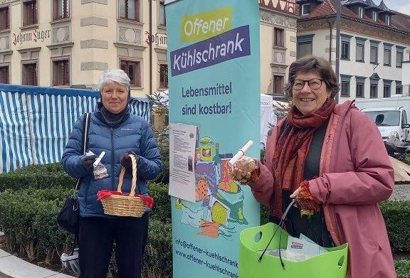 Brotchips und Einkaufstippsverteilung.jpg Brotchips und Einkaufstippsverteilung.jpg