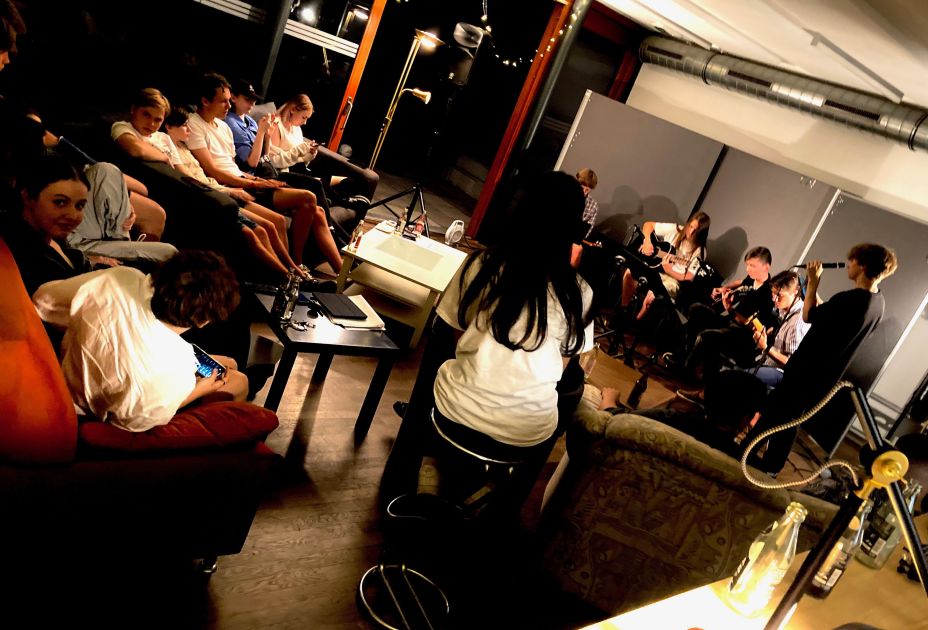 Youngsters unplugged.jpg Youngsters unplugged.jpg