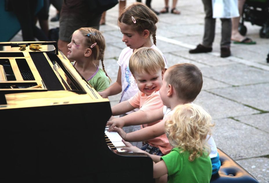 Kinder spielen (Kleinformat).jpg Kinder spielen (Kleinformat).jpg