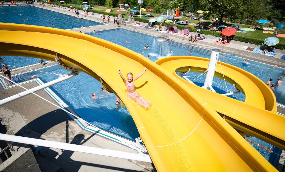 Kind auf der Rutsche