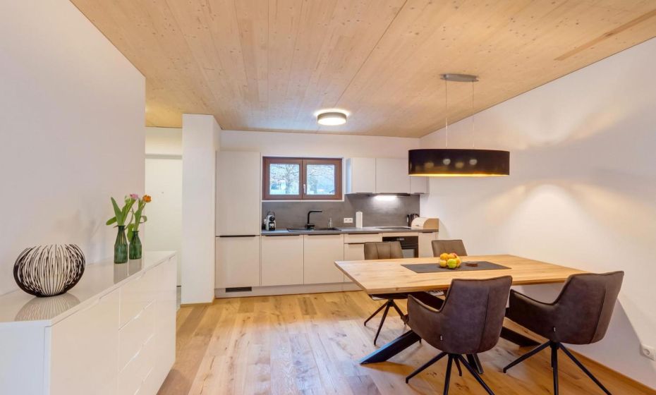 Urban-Apartmenthaus zwischen Berg und See