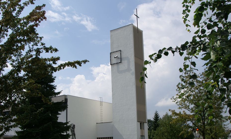 Katholische Pfarrkirche Heiliger Christoph mit angebautem Pfarrheim 2