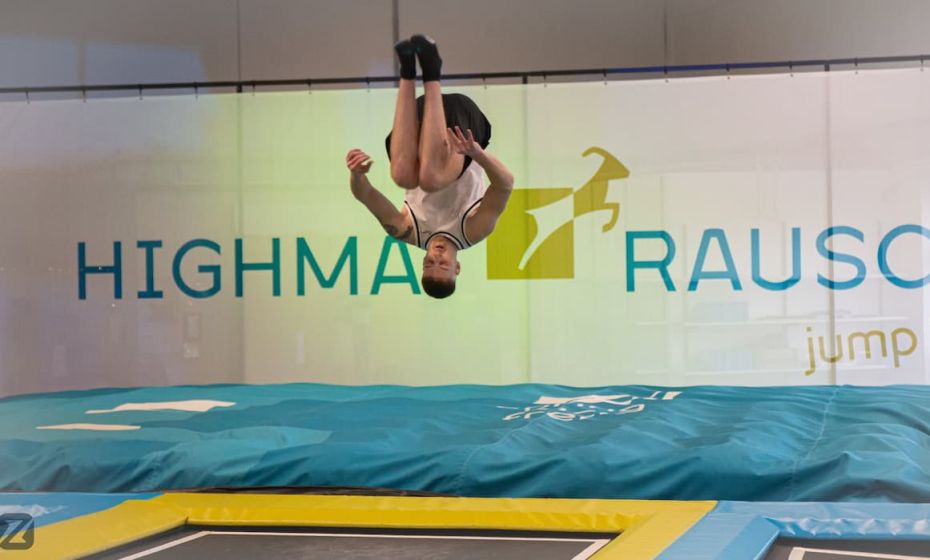 ©HIGHMATRAUSCH_Sprung_in_Riesenairbag_k.jpg ©HIGHMATRAUSCH_Sprung_in_Riesenairbag_k.jpg